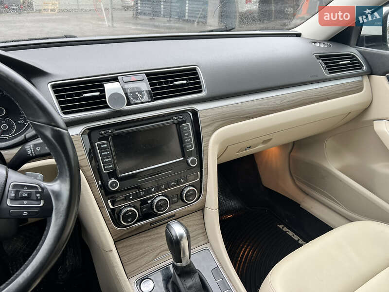 Седан Volkswagen Passat 2012 в Львове