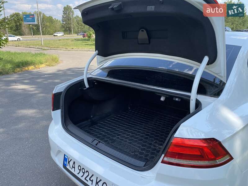 Седан Volkswagen Passat 2015 в Киеве