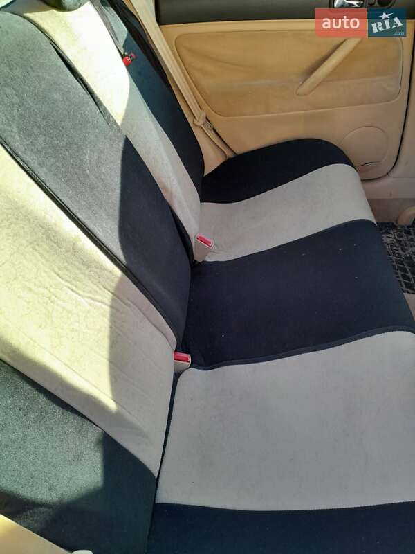 Седан Volkswagen Passat 2001 в Чернівцях