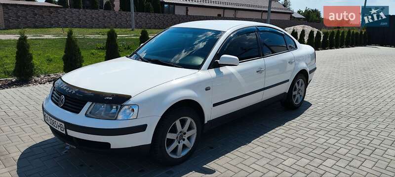 Седан Volkswagen Passat 2000 в Помічній