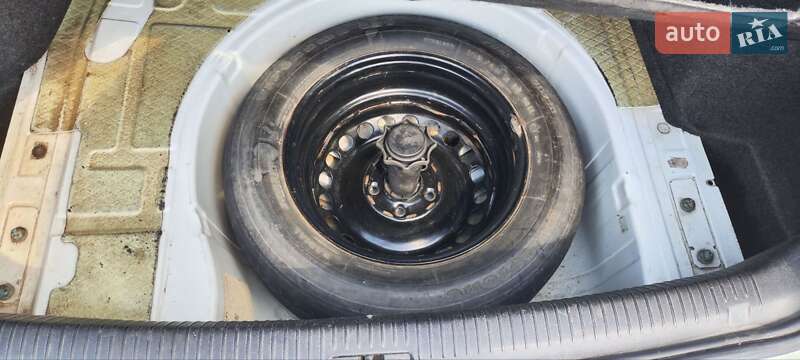 Седан Volkswagen Passat 2000 в Помічній