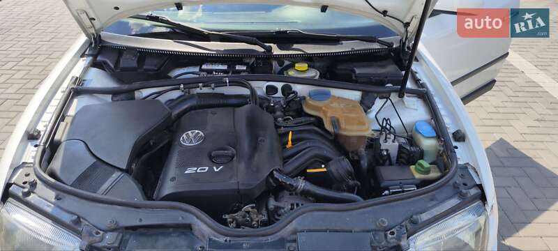 Седан Volkswagen Passat 2000 в Помічній