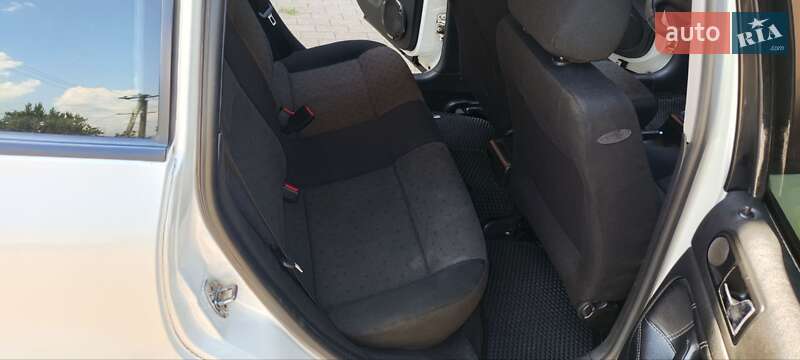 Седан Volkswagen Passat 2000 в Помічній