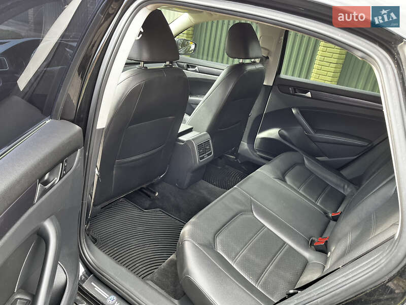 Седан Volkswagen Passat 2012 в Ивано-Франковске