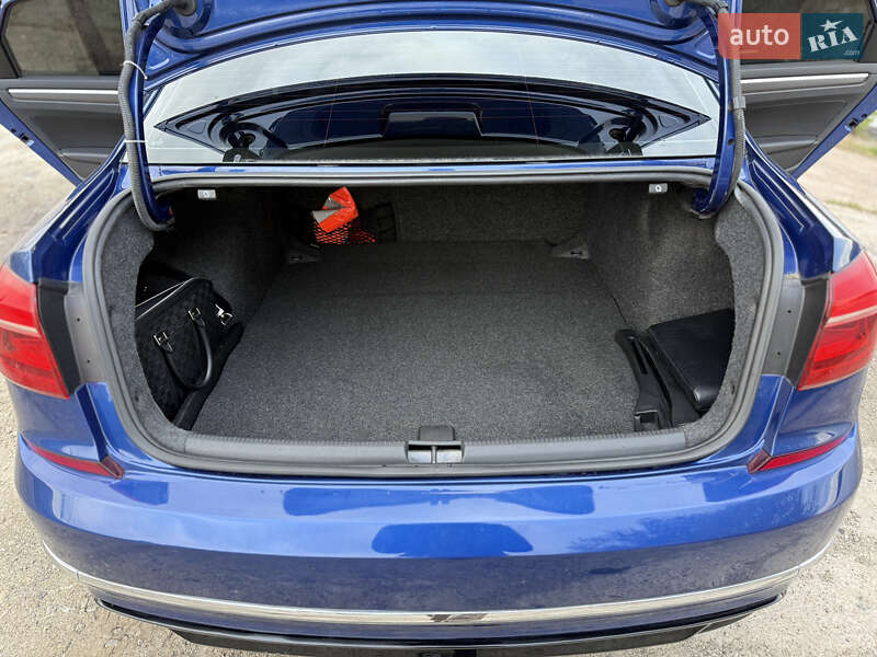 Седан Volkswagen Passat 2016 в Киеве