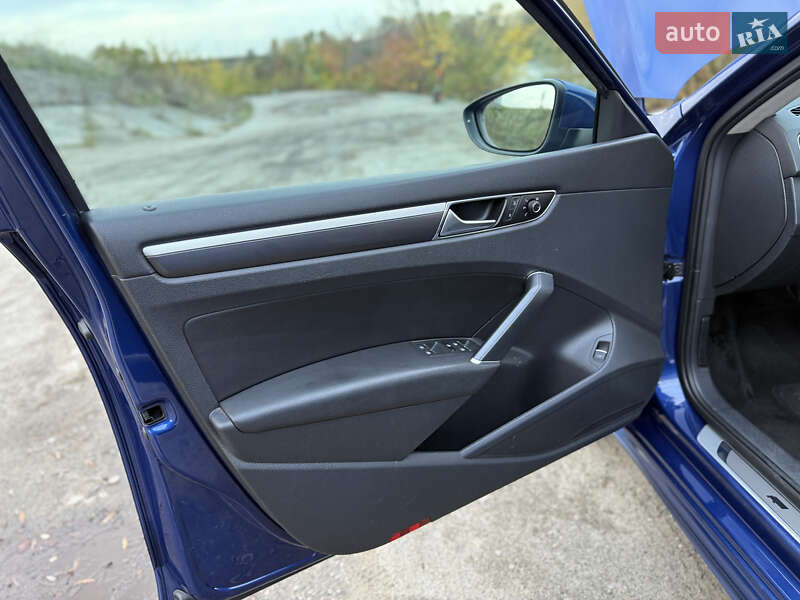 Седан Volkswagen Passat 2016 в Киеве