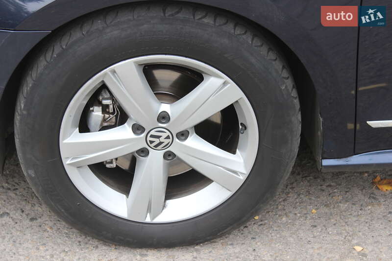 Седан Volkswagen Passat 2015 в Днепре