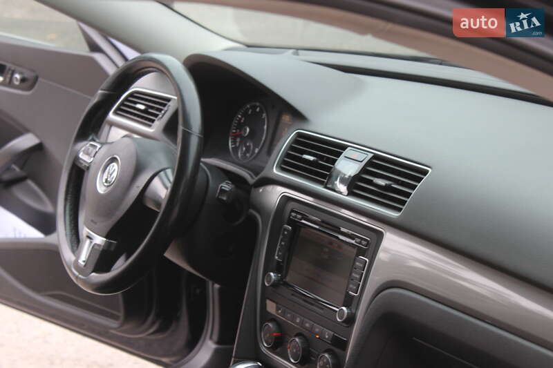 Седан Volkswagen Passat 2015 в Днепре