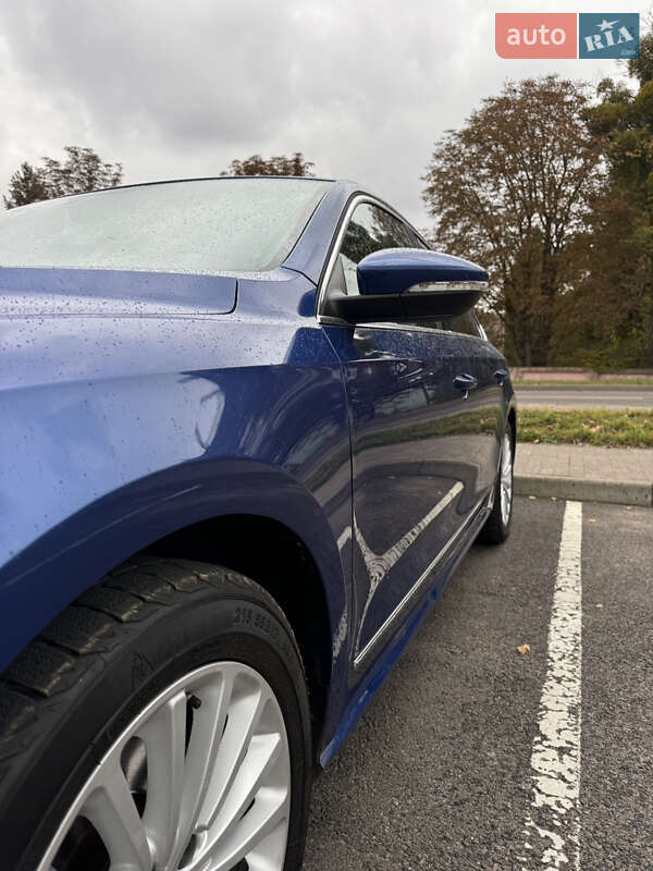 Седан Volkswagen Passat 2017 в Ровно