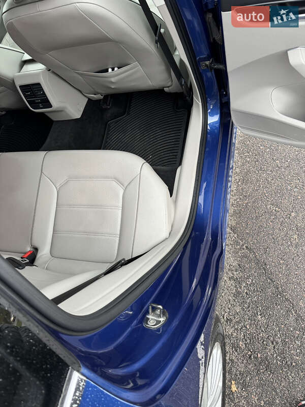 Седан Volkswagen Passat 2017 в Ровно