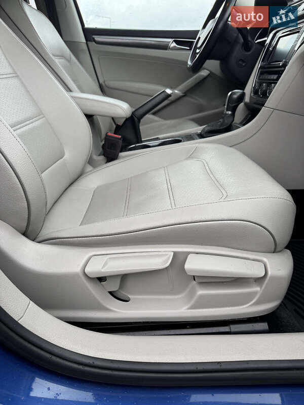 Седан Volkswagen Passat 2017 в Ровно