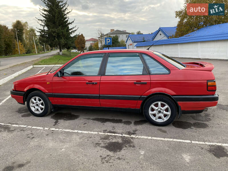 Седан Volkswagen Passat 1992 в Радивиліві