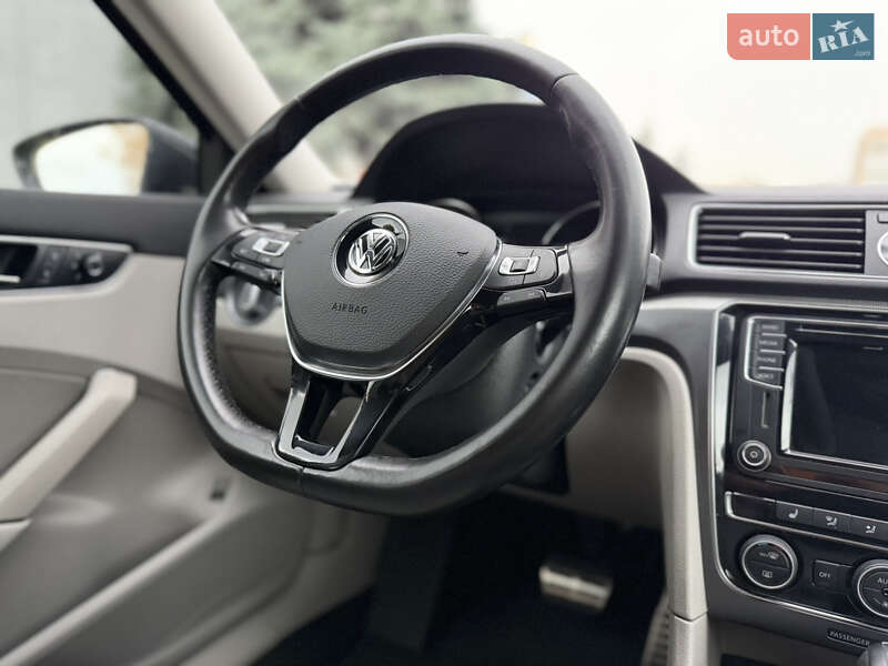 Седан Volkswagen Passat 2017 в Ровно