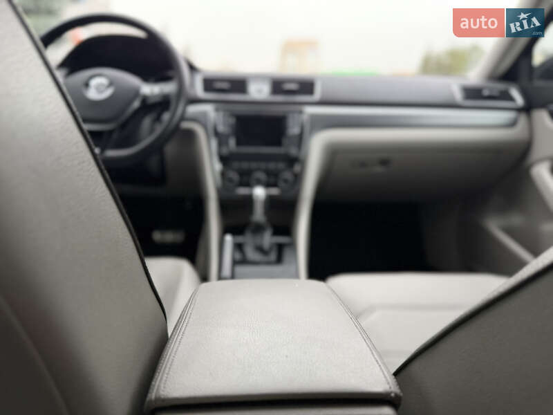 Седан Volkswagen Passat 2017 в Ровно