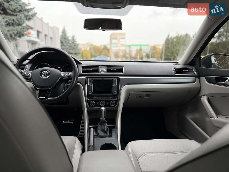 Седан Volkswagen Passat 2017 в Ровно