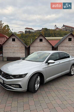 Седан Volkswagen Passat 2020 в Мукачевому