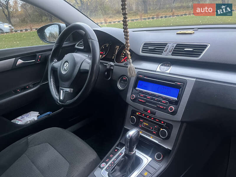 Седан Volkswagen Passat 2011 в Ровно