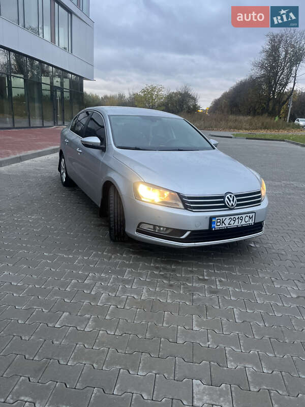 Седан Volkswagen Passat 2011 в Ровно