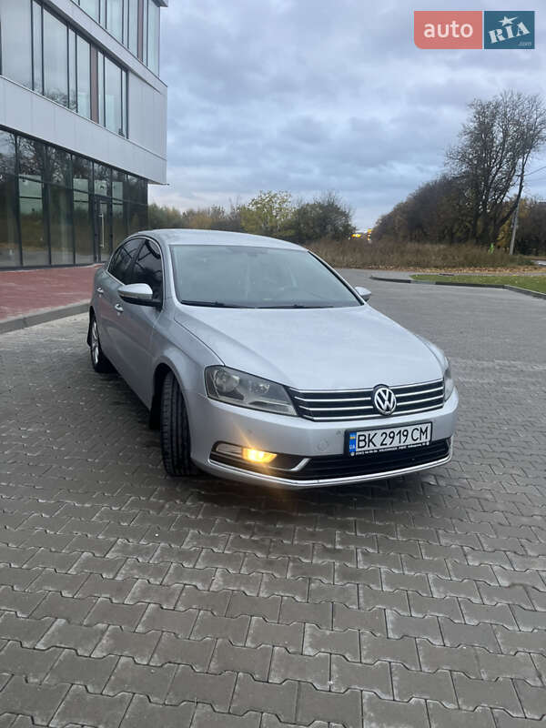 Седан Volkswagen Passat 2011 в Ровно