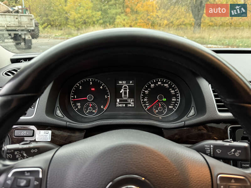 Седан Volkswagen Passat 2013 в Днепре