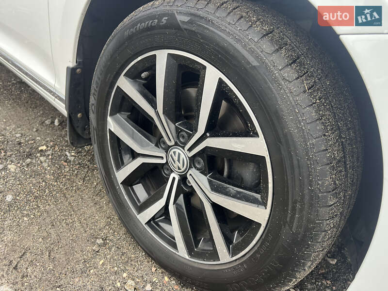 Седан Volkswagen Passat 2018 в Киеве