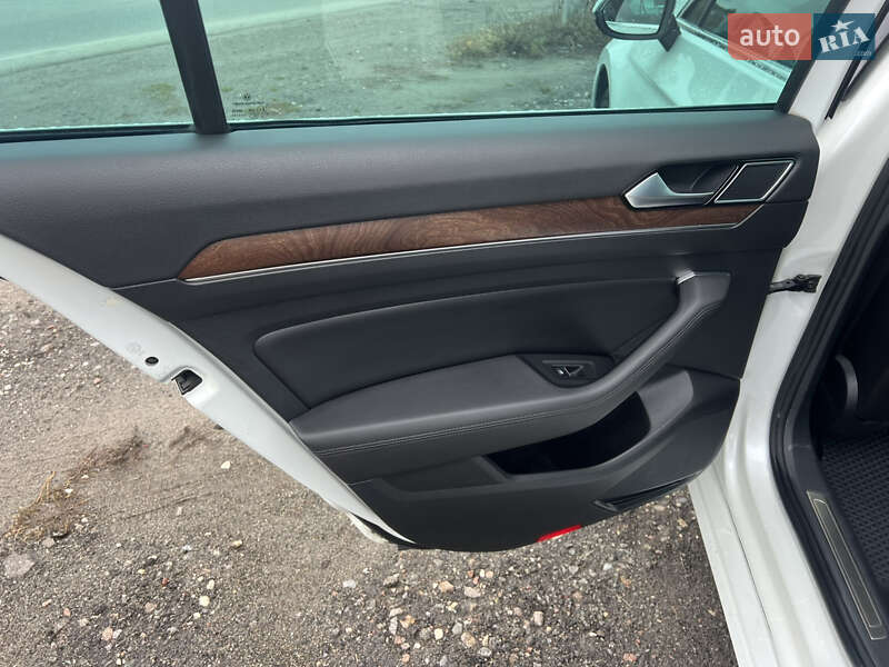 Седан Volkswagen Passat 2018 в Киеве