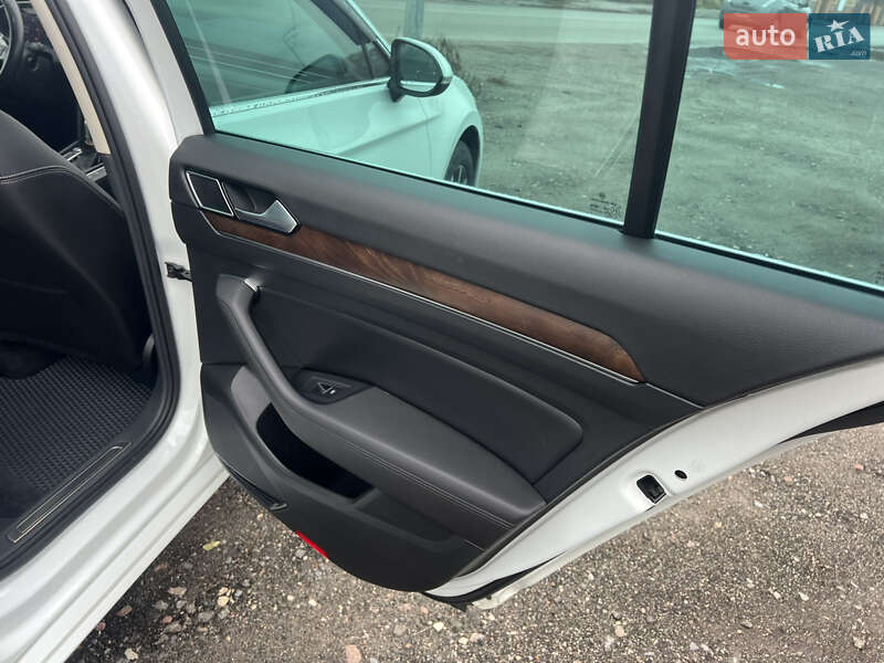Седан Volkswagen Passat 2018 в Киеве