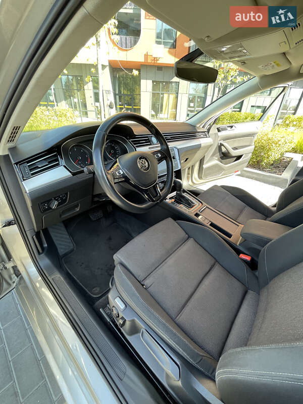 Седан Volkswagen Passat 2016 в Києві