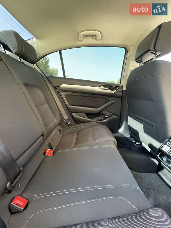 Седан Volkswagen Passat 2016 в Києві