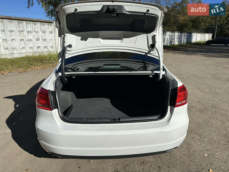 Седан Volkswagen Passat 2012 в Львове
