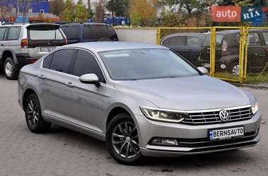 Седан Volkswagen Passat 2015 в Львове