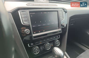 Седан Volkswagen Passat 2015 в  фото 16 Седан Volkswagen Passat 2015 в