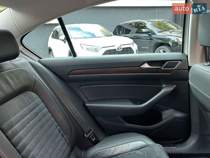 Седан Volkswagen Passat 2015 в Києві