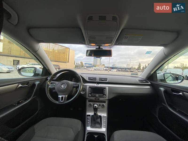 Седан Volkswagen Passat 2012 в Києві