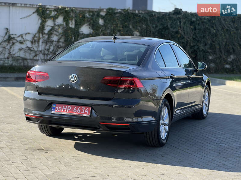 Седан Volkswagen Passat 2020 в Луцке