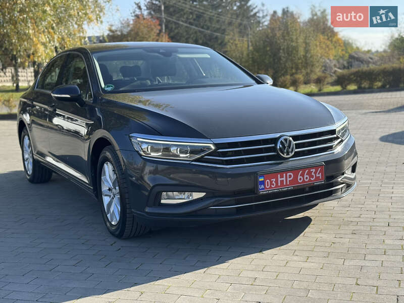 Седан Volkswagen Passat 2020 в Луцке