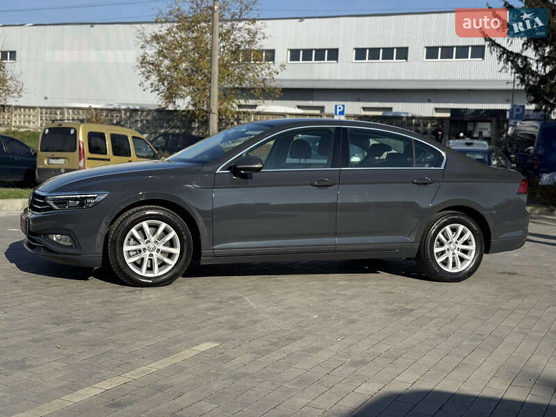 Седан Volkswagen Passat 2020 в Луцке