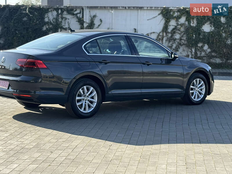 Седан Volkswagen Passat 2020 в Луцке