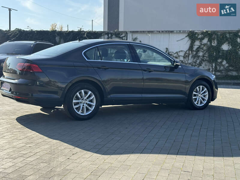 Седан Volkswagen Passat 2020 в Луцке