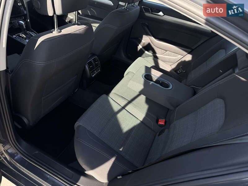 Седан Volkswagen Passat 2020 в Луцке