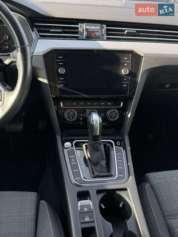 Седан Volkswagen Passat 2020 в Луцке