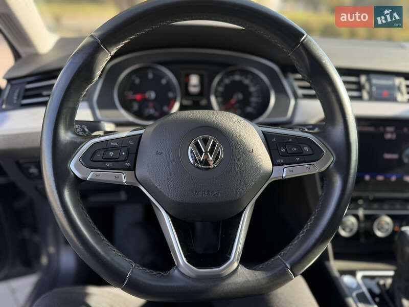 Седан Volkswagen Passat 2020 в Луцке