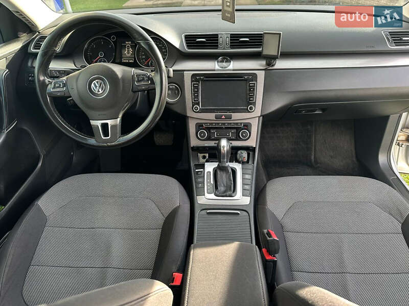 Універсал Volkswagen Passat 2011 в Чернівцях