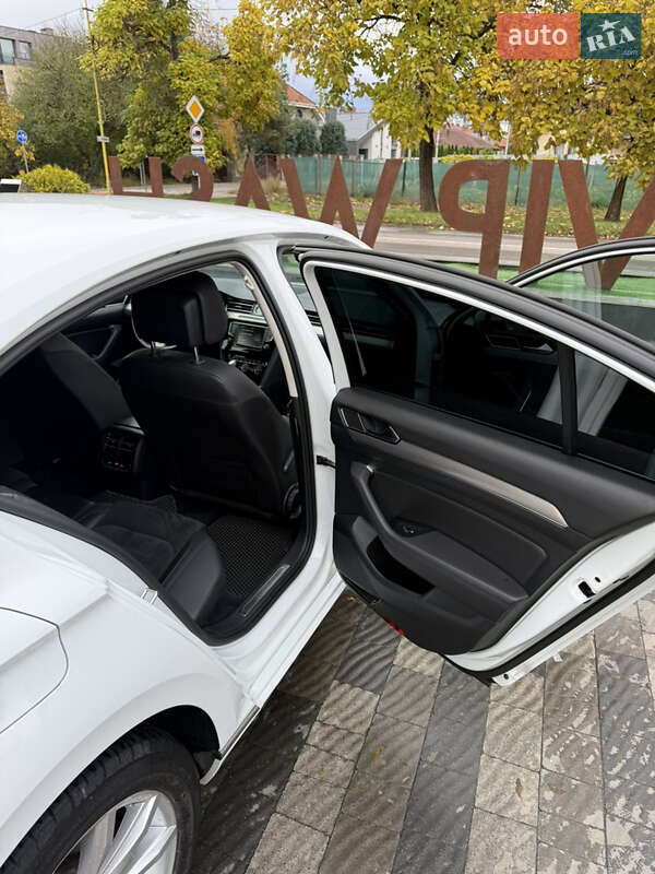 Седан Volkswagen Passat 2015 в Ужгороде