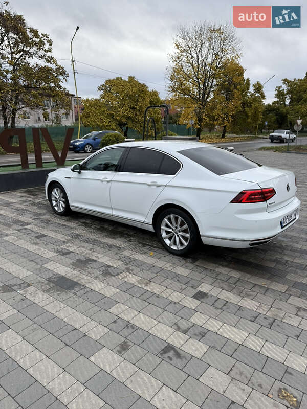Седан Volkswagen Passat 2015 в Ужгороде