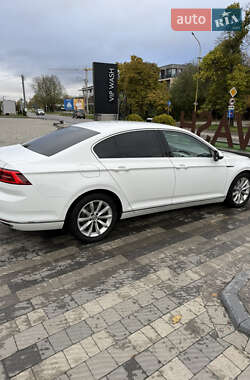 Седан Volkswagen Passat 2015 в Ужгороді