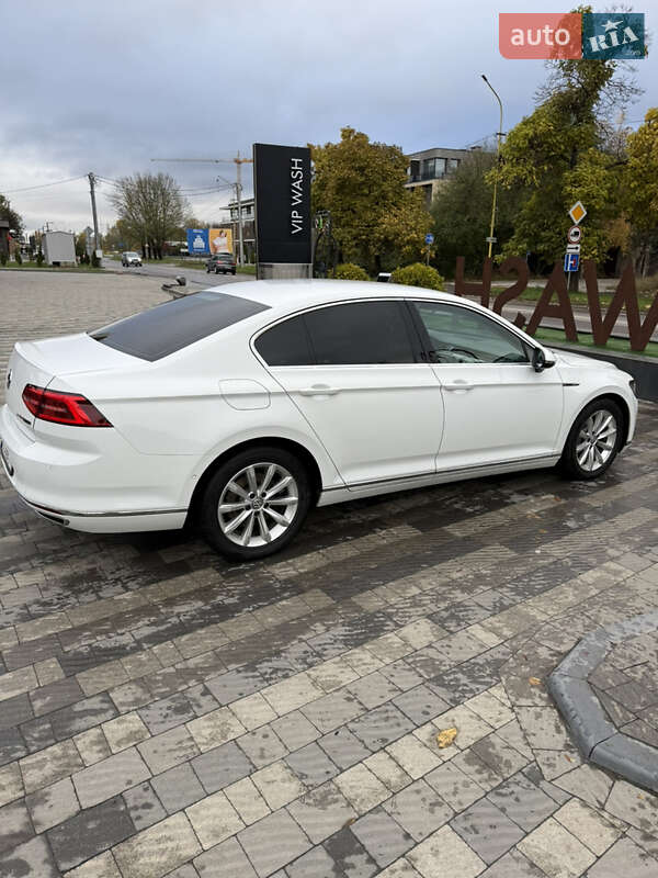 Седан Volkswagen Passat 2015 в Ужгороде