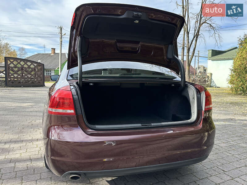 Седан Volkswagen Passat 2013 в Брошневі-Облозі