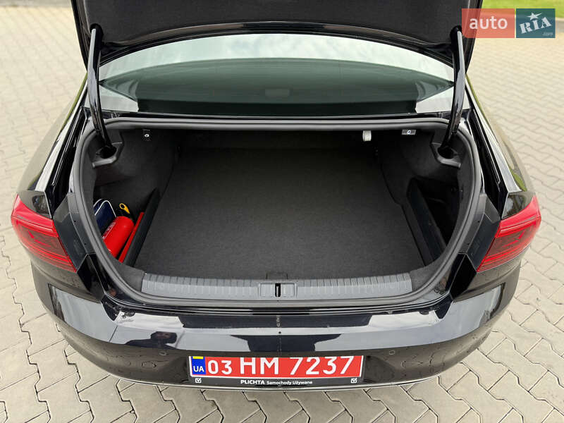 Седан Volkswagen Passat 2022 в Луцьку