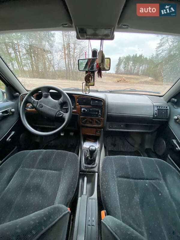 Седан Volkswagen Passat 1994 в Лугинах